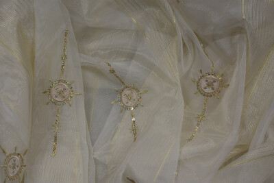 ORGANZE 1050 NAKIŞLI PULLU KREM RENK 5_3 Hazır dikilmiş Pileli Fon Perde 300*260 cm - 9